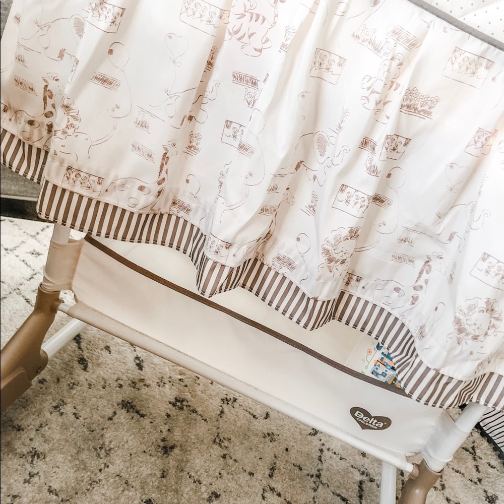 Delta Children Bassinet - Picture 3 of 4